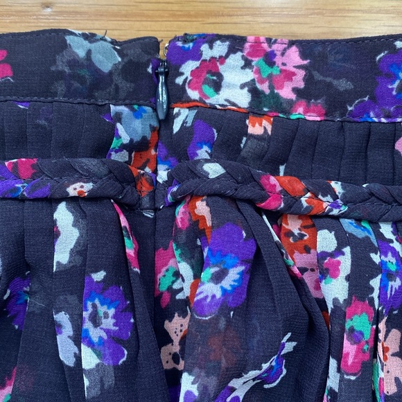 Flowy Flower Skirt with rope-like around the rim of the skirt and has a zipper - Picture 3 of 8